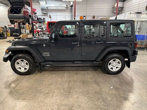 Used 2018 Jeep Wrangler Unlimited Sport AWD/4WD image 32