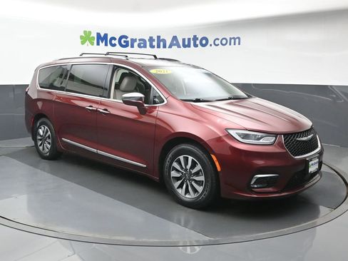 Used 2021 Chrysler Pacifica Limited w/ Premium & Safety Sphere Group image 2