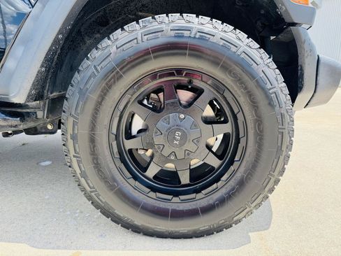 Used 2019 Jeep Wrangler Unlimited Sport S AWD/4WD image 35