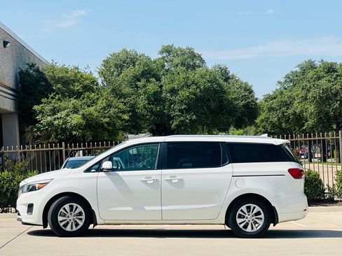 Used 2017 Kia Sedona LX w/ LX Essentials Premium Package FWD image 6