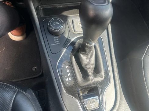 Used 2019 Jeep Cherokee Limited AWD/4WD image 12