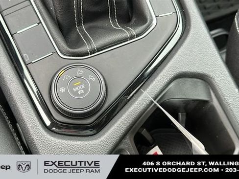 Used 2024 Volkswagen Taos SE w/ Panoramic Sunroof Package image 19