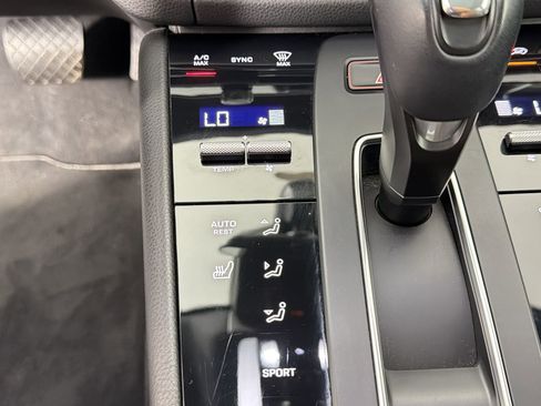 Certified 2022 Porsche Macan AWD/4WD image 19