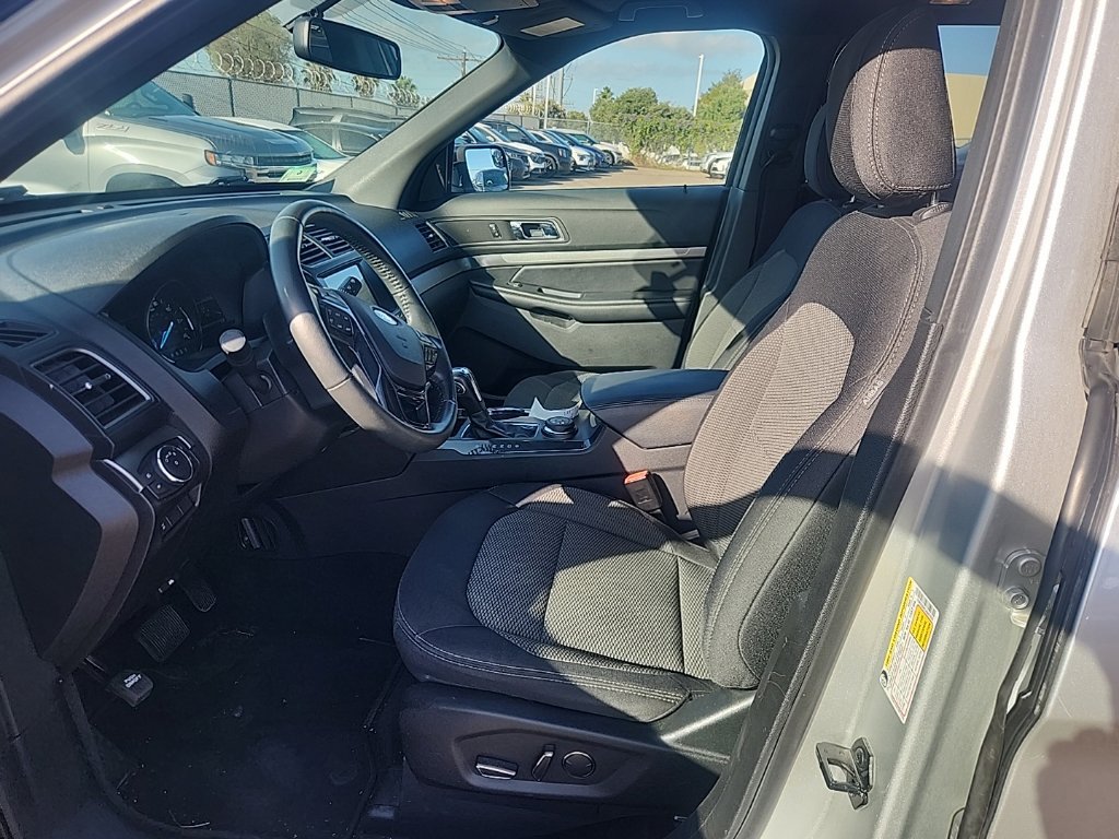 Used 2018 Ford Explorer XLT w/ Equipment Group 201A AWD/4WD image 18