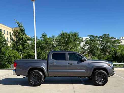 Used 2017 Toyota Tacoma SR5 w/ Tow Package image 5