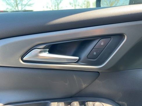 Used 2025 Chevrolet Traverse LT image 31