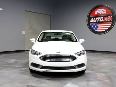 Used 2018 Ford Fusion SE w/ Fusion SE Technology Package FWD image 2