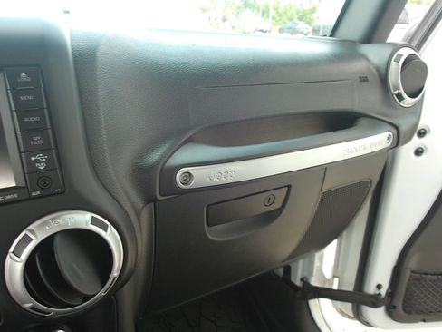 Used 2015 Jeep Wrangler Unlimited Rubicon w/ Connectivity Group AWD/4WD image 18
