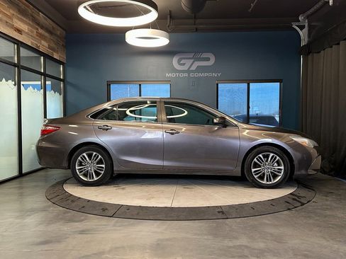 Used 2016 Toyota Camry SE image 2