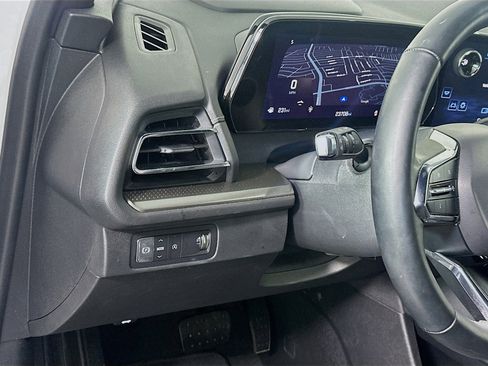 Used 2025 Chevrolet Traverse LT image 17