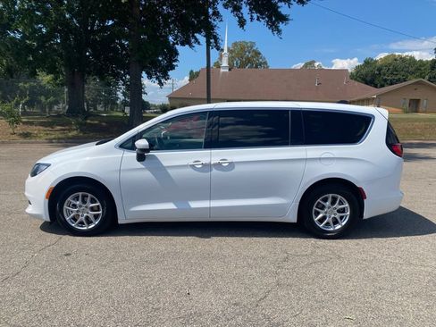 Used 2023 Chrysler Voyager LX FWD image 2