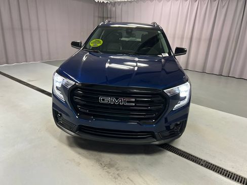 Used 2022 GMC Terrain SLT w/ Elevation Edition FWD image 2