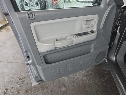 Used 2005 Dodge Dakota SLT image 32