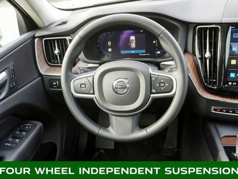Used 2022 Volvo XC60 B5 Momentum image 11