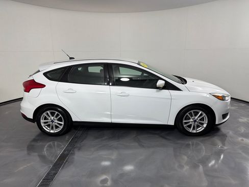 Used 2016 Ford Focus SE w/ SE Power Seat Package FWD image 4