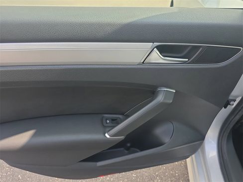 Used 2019 Volkswagen Passat 2.0T Wolfsburg w/ Wheels & Sunroof Package image 9