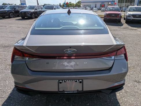 Used 2022 Hyundai Elantra SE FWD image 4