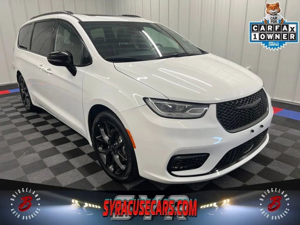Used 2025 Chrysler Pacifica Limited FWD image 1