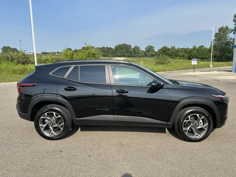 Used 2025 Chevrolet Trax LT FWD image 8