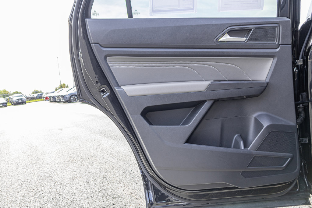 Certified 2023 Volkswagen Atlas Cross Sport SE w/ Panoramic Sunroof Package AWD/4WD image 29
