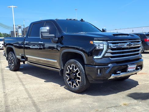 Used 2025 Chevrolet Silverado 2500 High Country w/ High Country Premium Package AWD/4WD image 2
