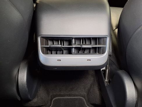 Used 2022 Tesla Model Y Long Range image 13