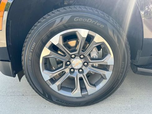 Used 2025 Chevrolet Suburban LT w/ Comfort Package RWD image 9