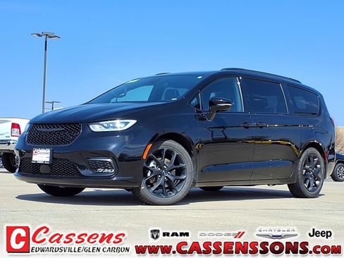 Used 2025 Chrysler Pacifica Limited image 1