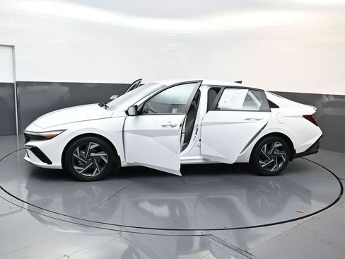 Used 2025 Hyundai Elantra Sport image 31