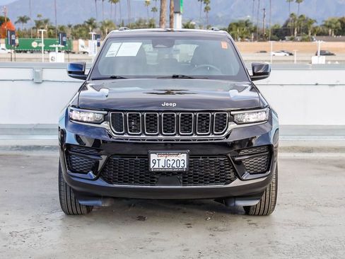 Used 2025 Jeep Grand Cherokee Laredo X image 3