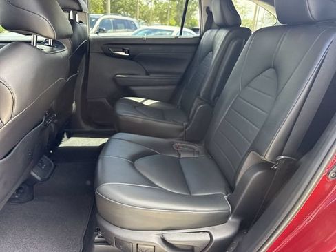Used 2022 Toyota Highlander XLE FWD image 23