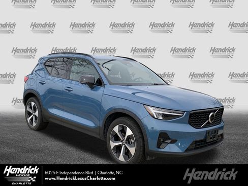 Used 2025 Volvo XC40 B5 Plus image 1