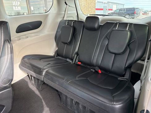 Used 2024 Chrysler Pacifica Touring-L image 31