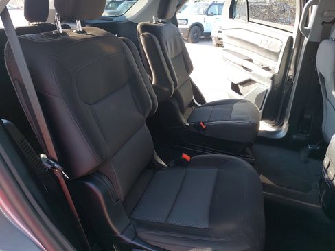 Used 2023 Ford Explorer XLT image 11