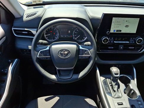 Used 2025 Toyota Highlander LE AWD/4WD image 12
