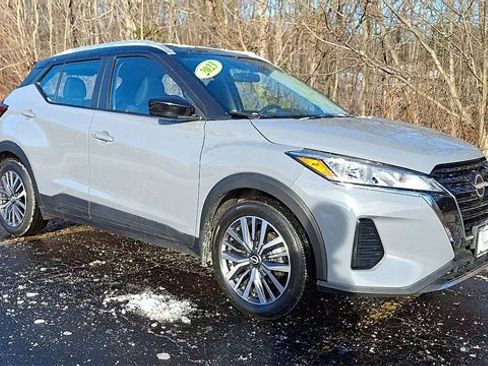 Used 2023 Nissan Kicks SV image 2