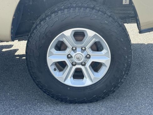 Used 2016 Toyota Tacoma SR5 w/ Towing Package image 20