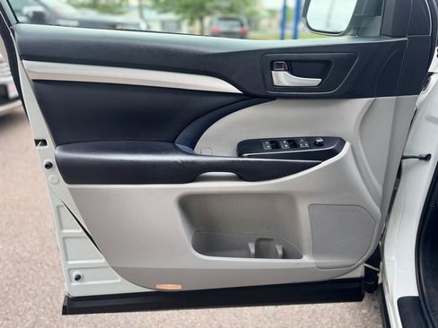 Used 2019 Toyota Highlander XLE AWD/4WD image 13
