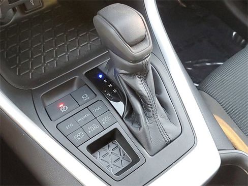 Used 2022 Toyota RAV4 LE image 22