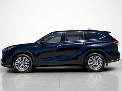 Used 2023 Toyota Highlander Platinum FWD image 2