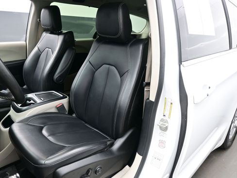 Used 2023 Chrysler Pacifica Touring-L image 12