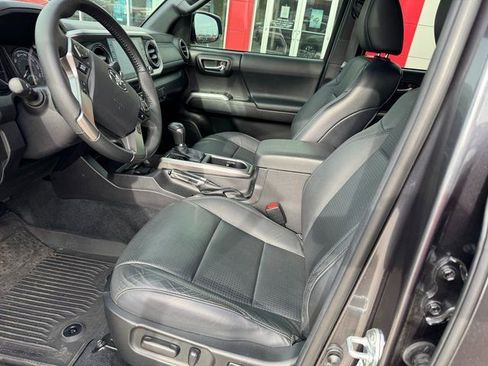 Used 2021 Toyota Tacoma Limited image 4