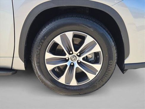 Used 2023 Toyota Highlander XLE FWD image 21