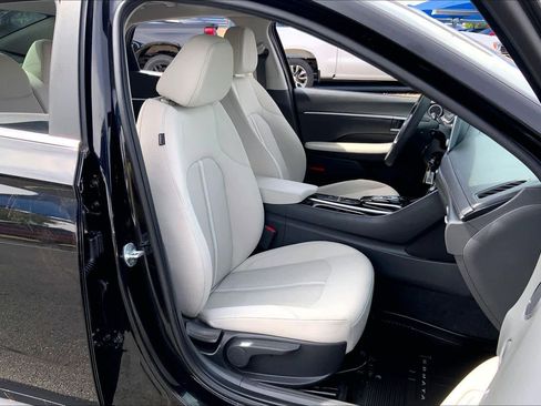 Used 2022 Hyundai Sonata SE w/ Preferred Accessory Package FWD image 9