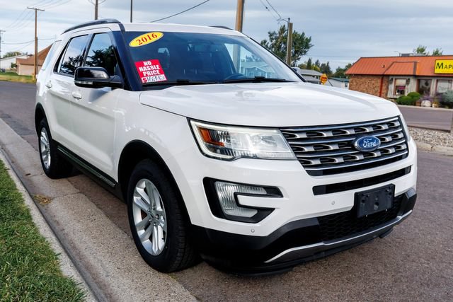Used 2016 Ford Explorer XLT w/ Equipment Group 202A FWD image 3