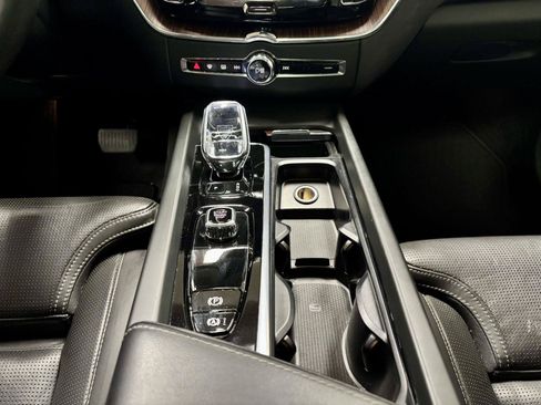 Used 2023 Volvo XC60 B5 Ultimate w/ Climate Package FWD image 23