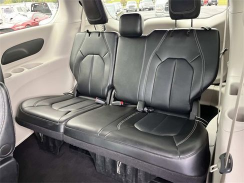Used 2024 Chrysler Pacifica Touring-L image 23