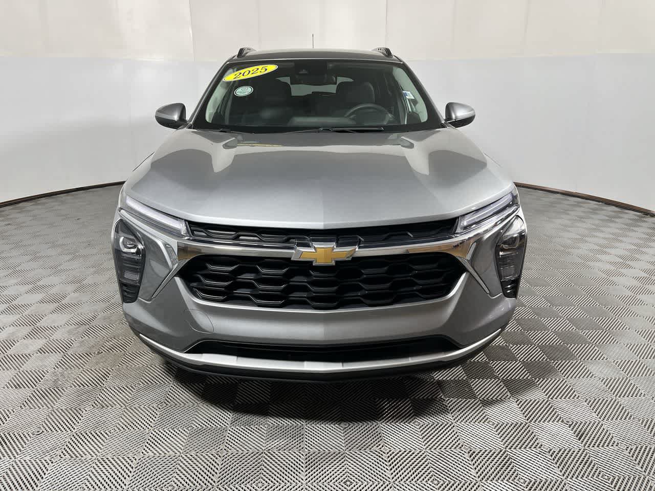 Used 2025 Chevrolet Trax LT FWD image 3