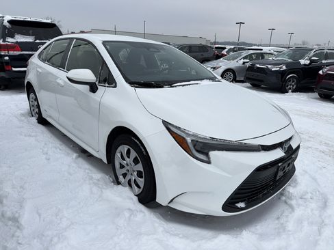 Used 2023 Toyota Corolla LE image 2