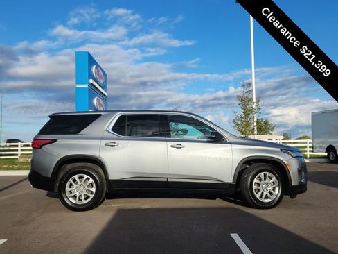 Used 2023 Chevrolet Traverse LS image 9